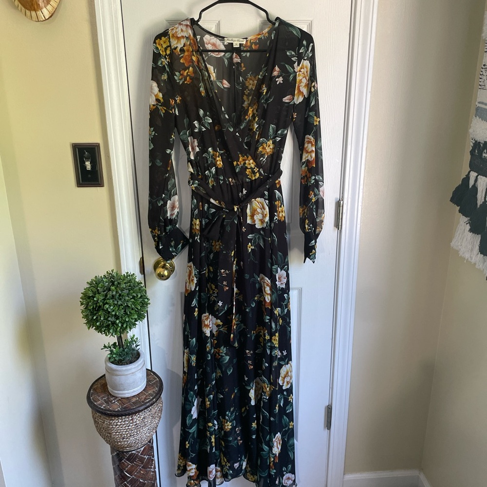 Black floral maxi dress with tie closure,perfect for a wedding or any occasion. - Picture 5 of 5